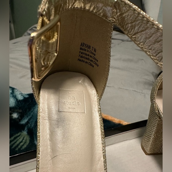 DB Studio BNIB Aryaw Gold Metallic block heel sandal - Picture 3 of 7